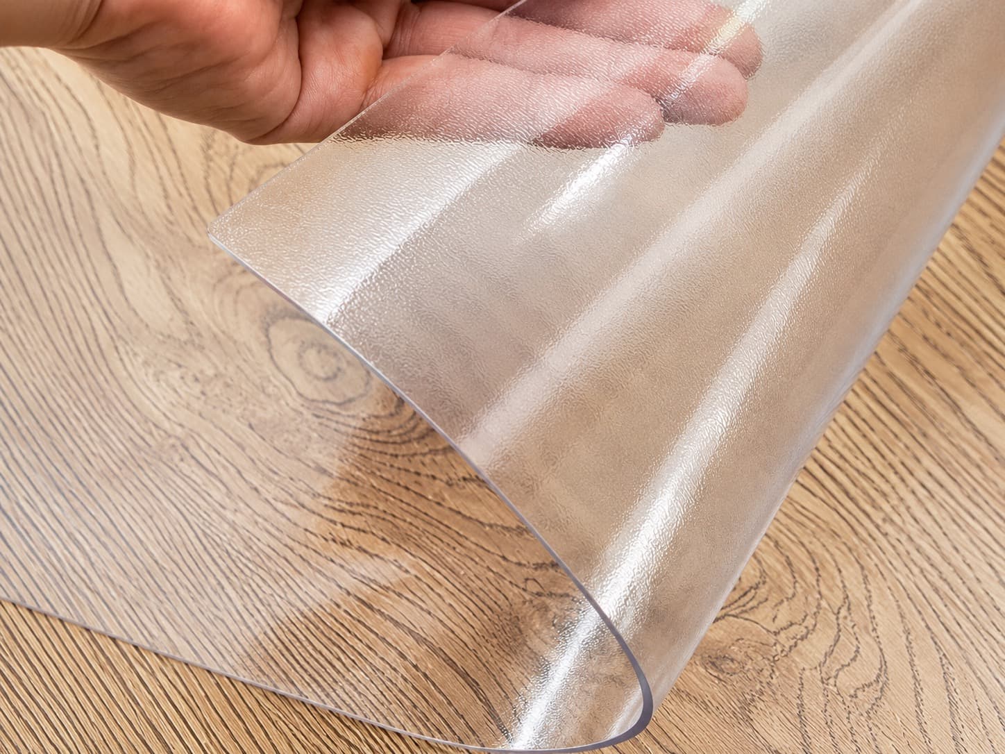 Miękkie szkło 1,5 mm mat — satynowa, fakturowana tafla uniesiona nad blatem